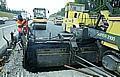 Bei Asphaltierungsarbeiten an deutschen Autobahnbaustellen geht unnötig viel Zeit verloren. Foto: Auto-Reporter/Porsche